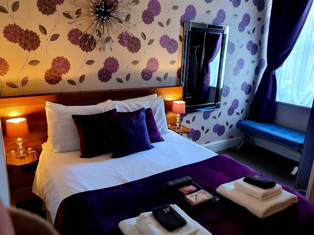 Gabrielle's Hotel 7/44