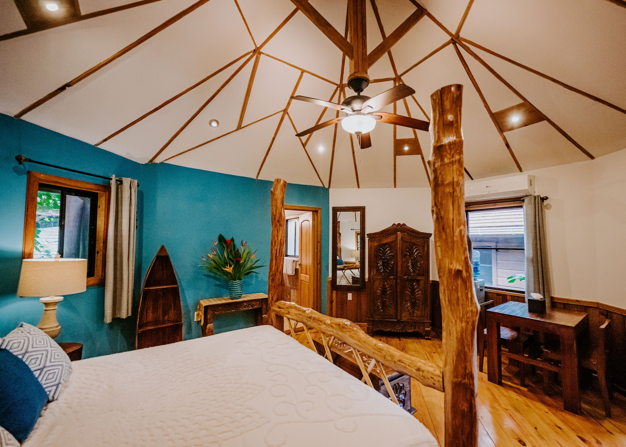 DELUXE, KING BED, GARDEN VIEW