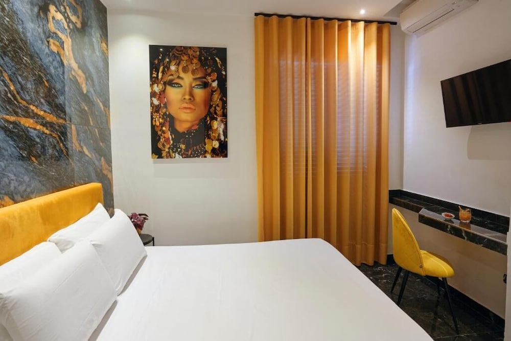 DELUXE, QUEEN BED, BALCONY