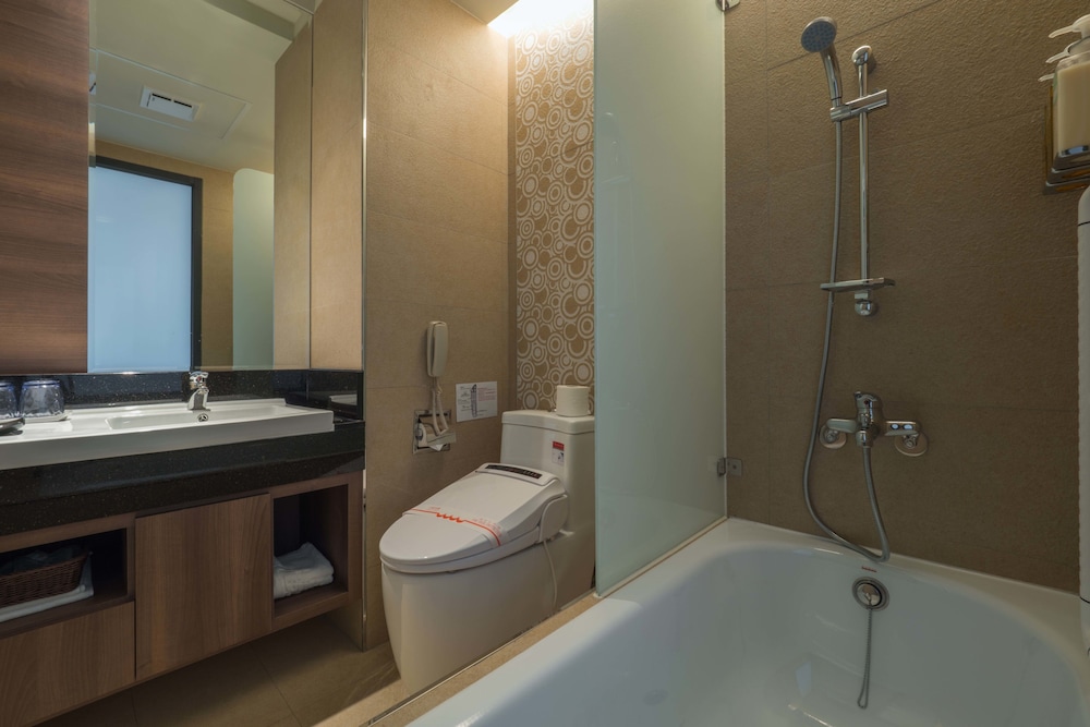 Watermark Hotel Kaohsiung Main Station 69/72