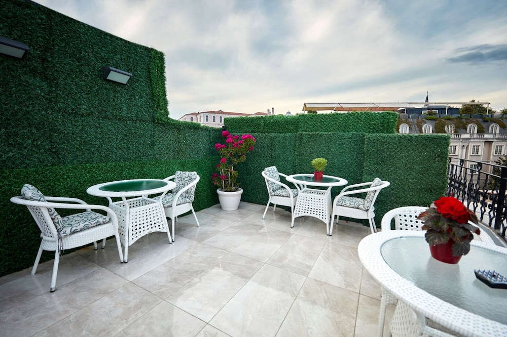 Albinas Hotel 63/65