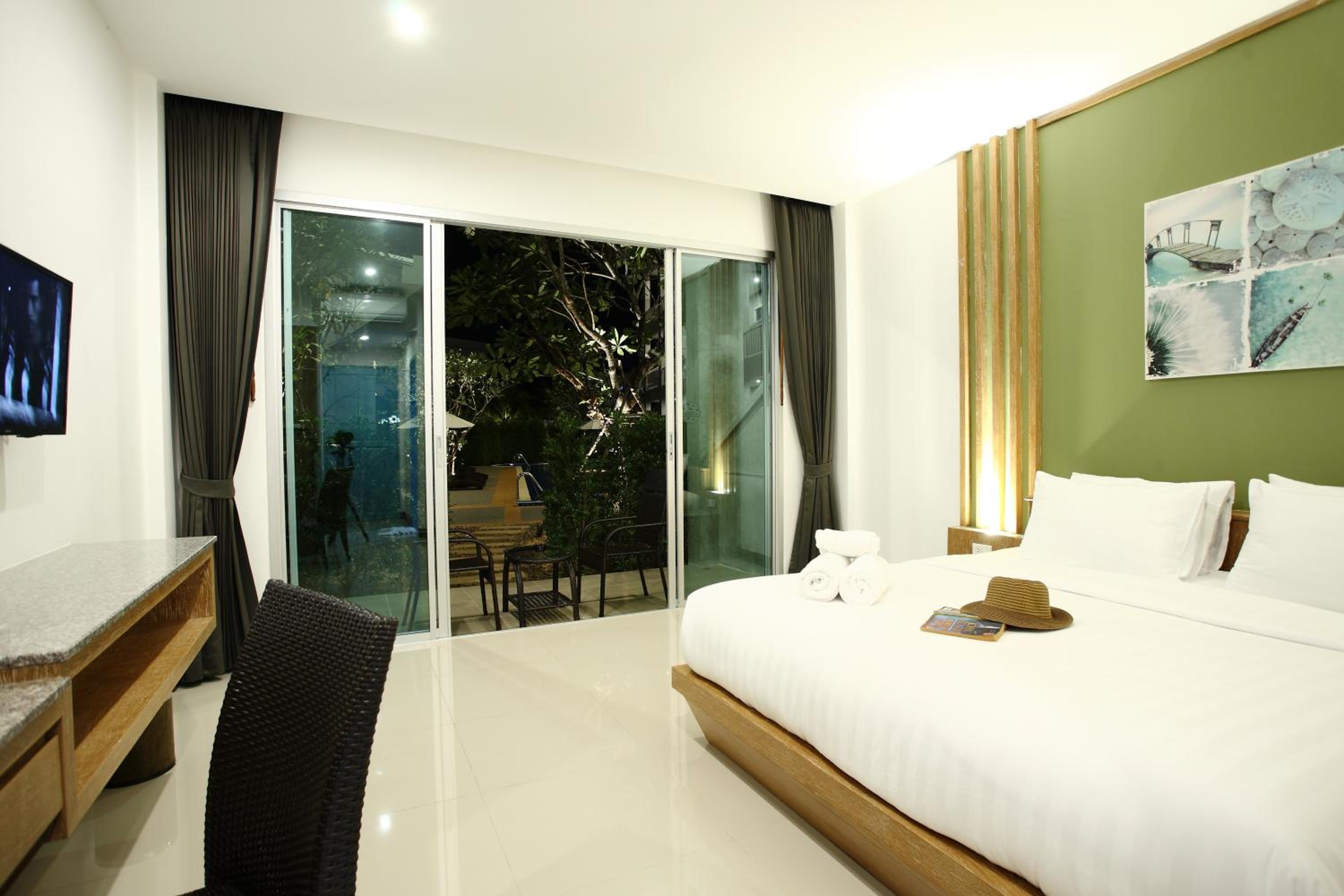 غرفة بسرير مزدوج بإطلالة على الحديقة