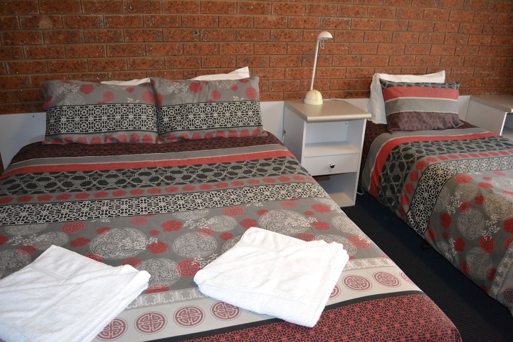 WHALERS REST MOTOR INN 23/56