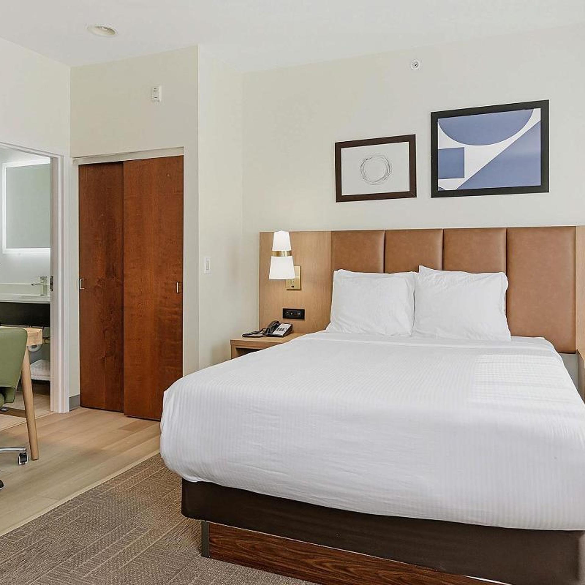Room, Queen Bed, Kitchen