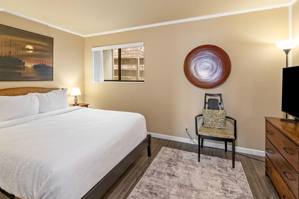 1 Bedroom, Condo, Suite, Queen Bed, Bay View, Sofa