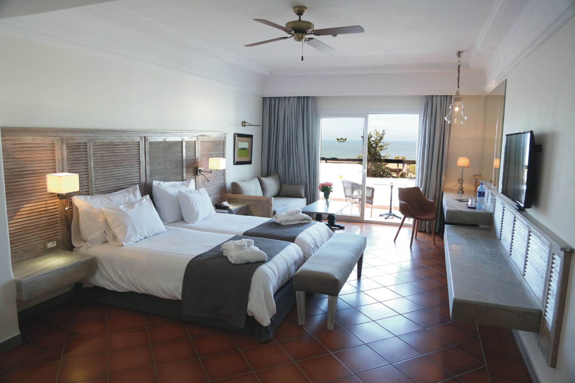 ROOM, DOUBLE BED, PARTIAL SEA VIEW, BALCONY