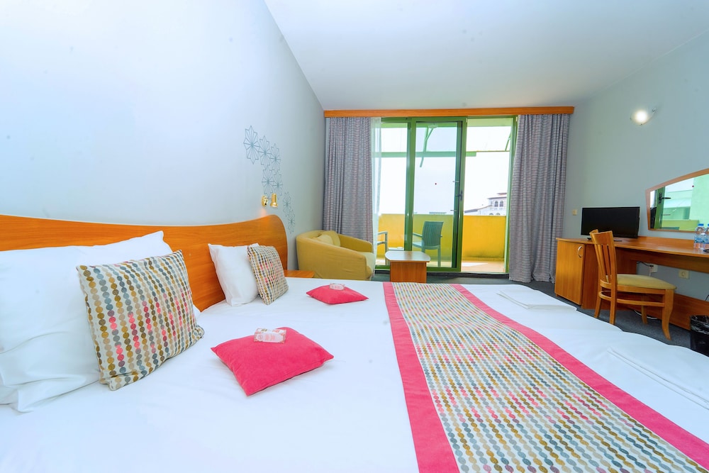 ROOM, TWIN BEDS