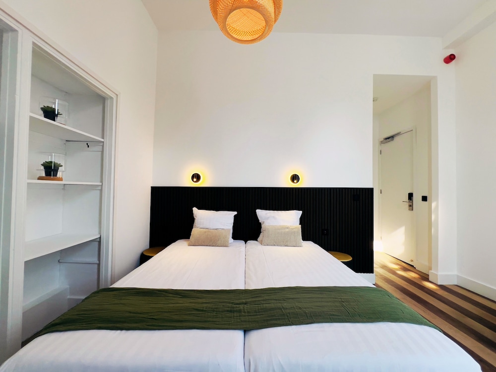 ROOM, TRIPLE
