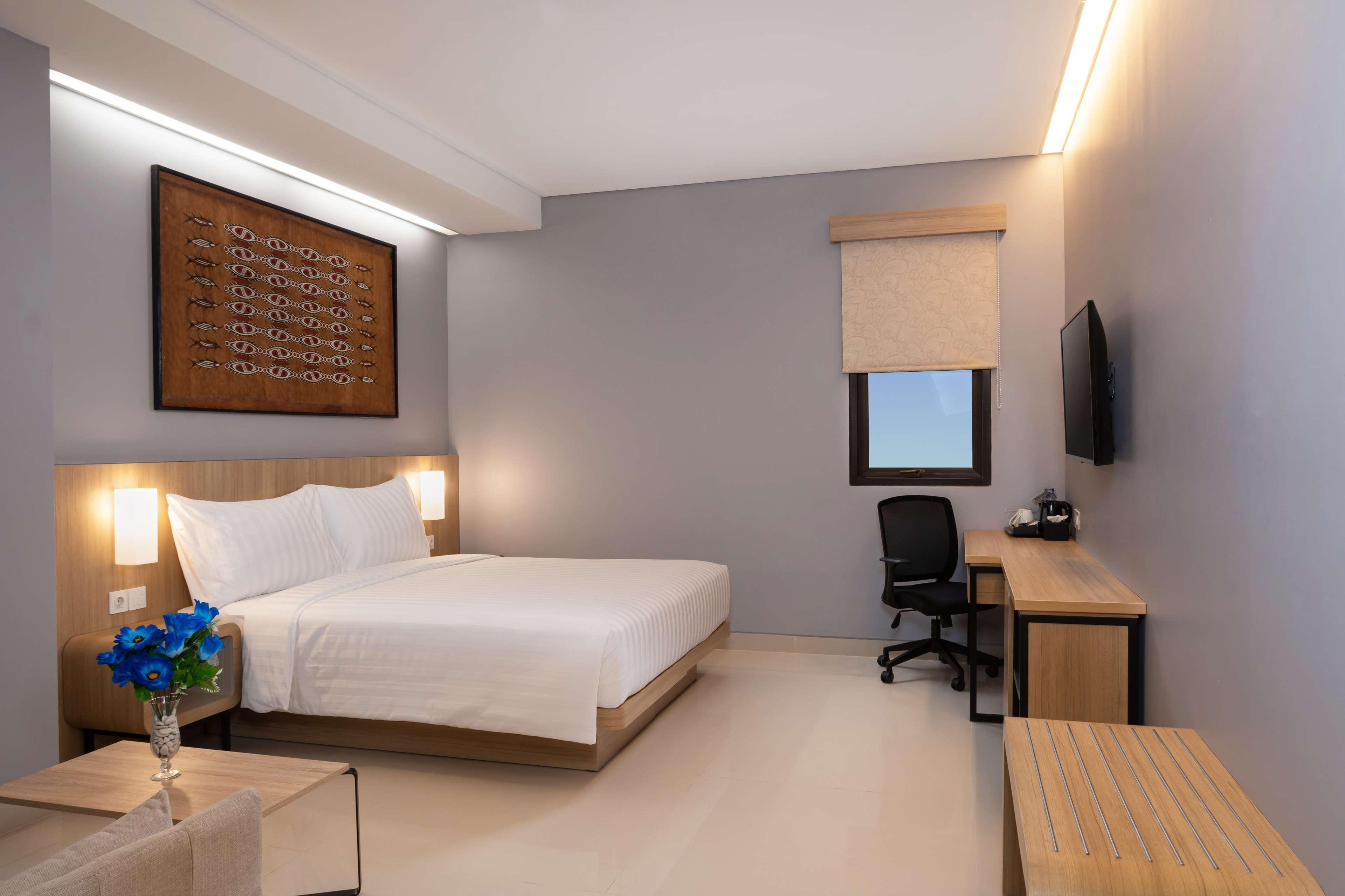 Junior Suite, Double Bed, Bath and Shower, Sofa, Living Area, Smoking