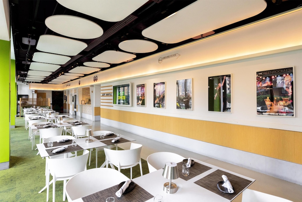 YOTEL New York Times Square, Select by Hilton 31/42
