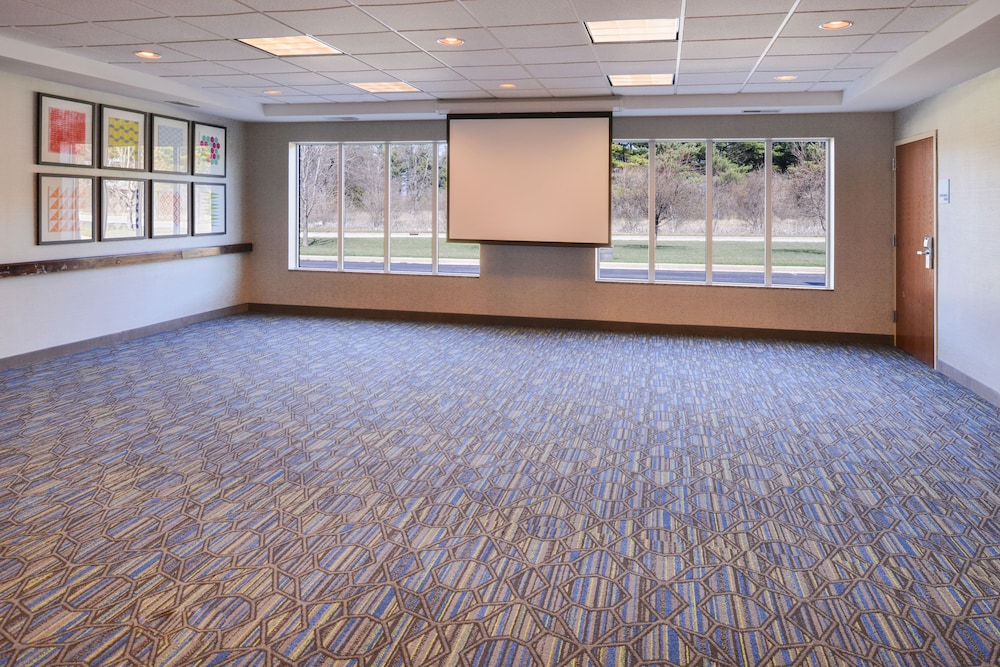 Holiday Inn Express Hotel & Suites Urbana-Champaign(U Of I Area) 69/74