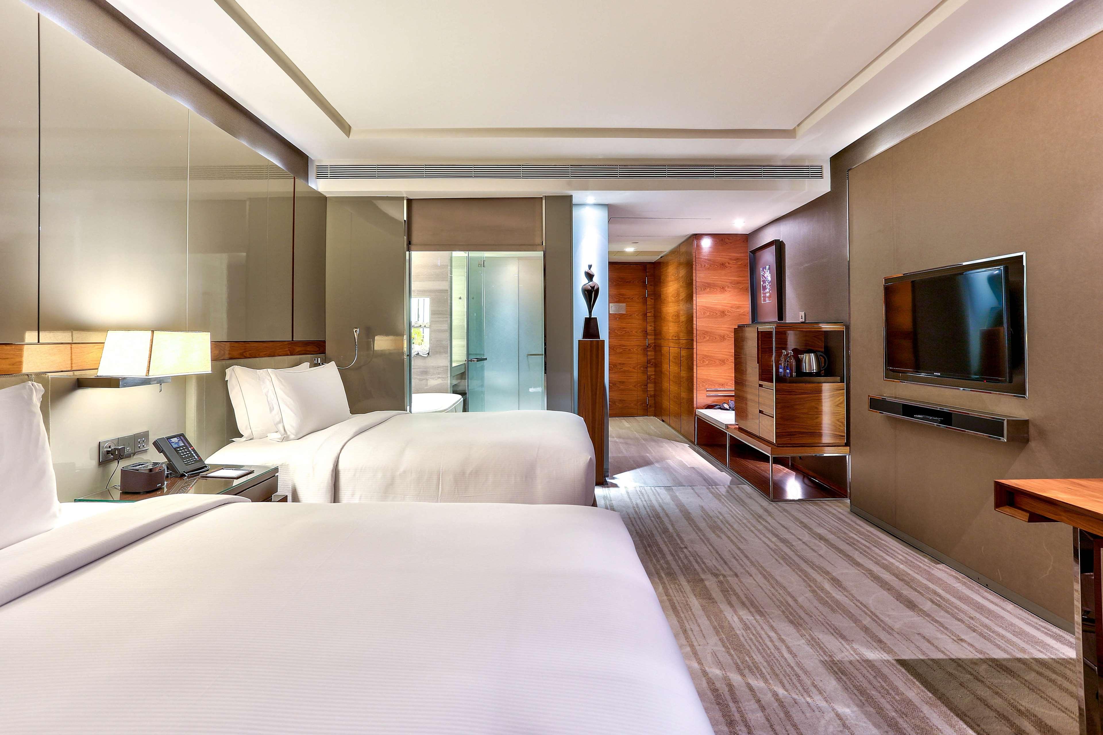 DELUXE, TWIN BEDS