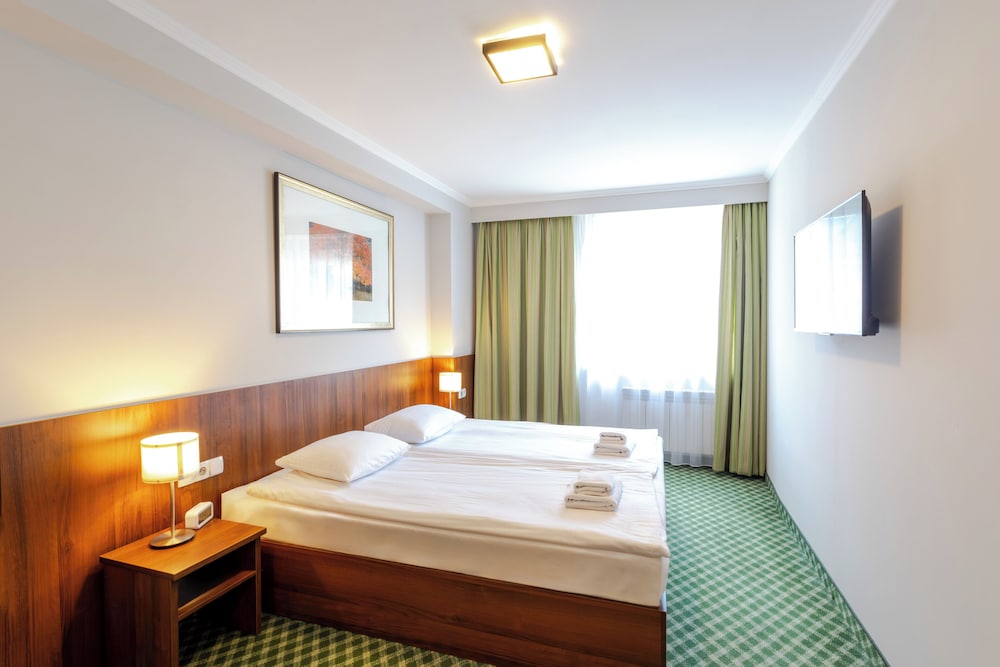 BASIC, DOUBLE BED, NO AIR CONDITION
