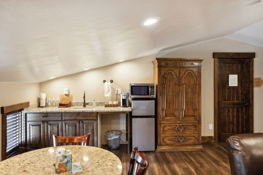 Zion Cliff Lodge 9/50