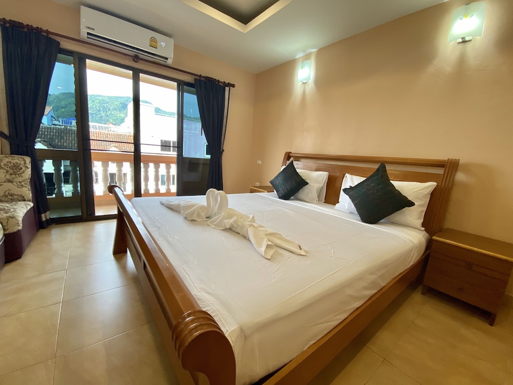 GRAND, DOUBLE BED, CITY VIEW