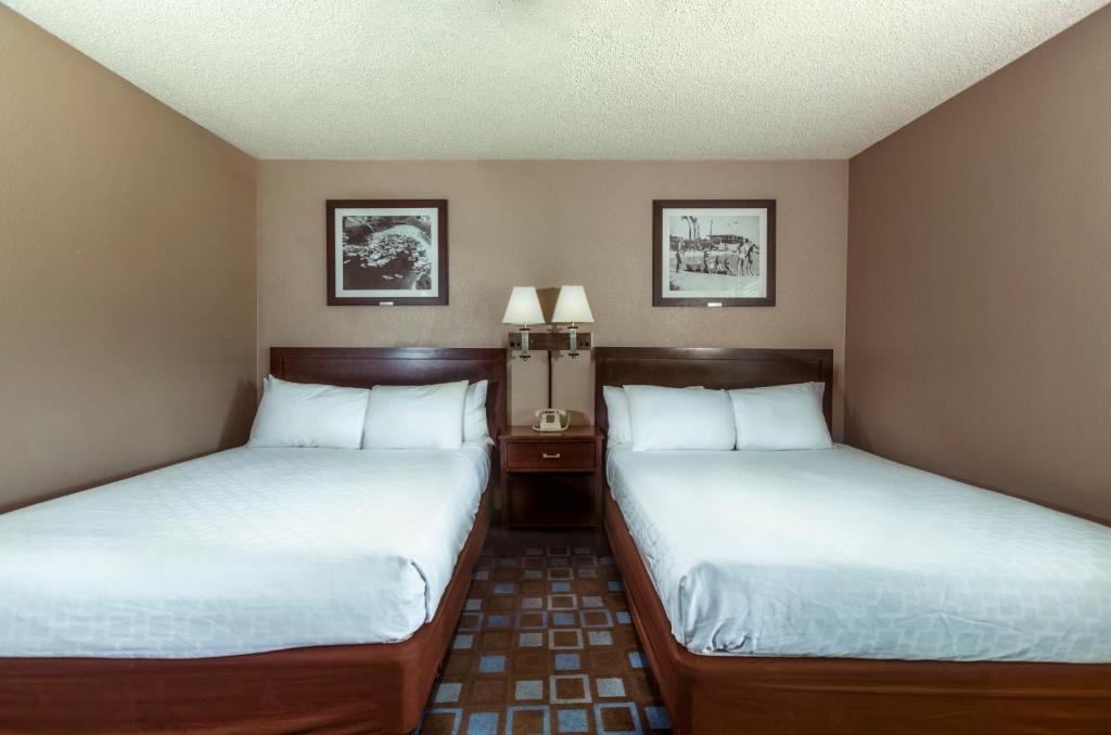 Bay, 2 Queen Beds, Beach Floor، The Nautical Beachfront Resort 2/2