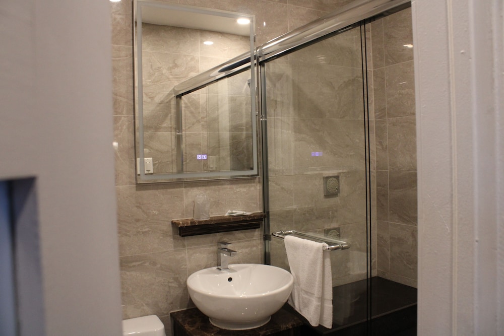 Olux Hotel Motel Suites 61/71