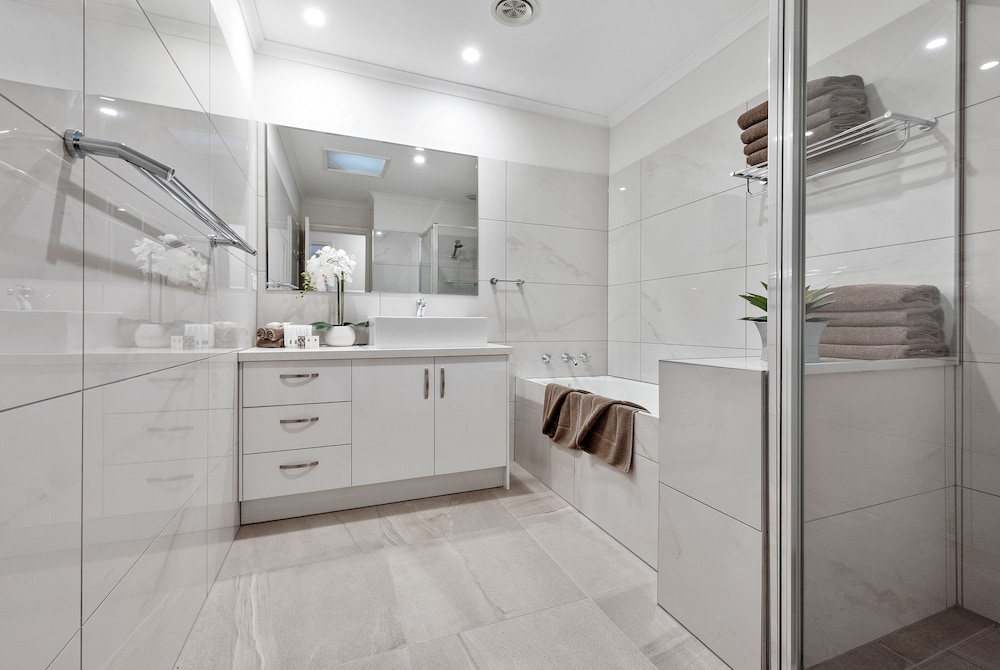 Fawkner Suites Serviced Apartments 63/64