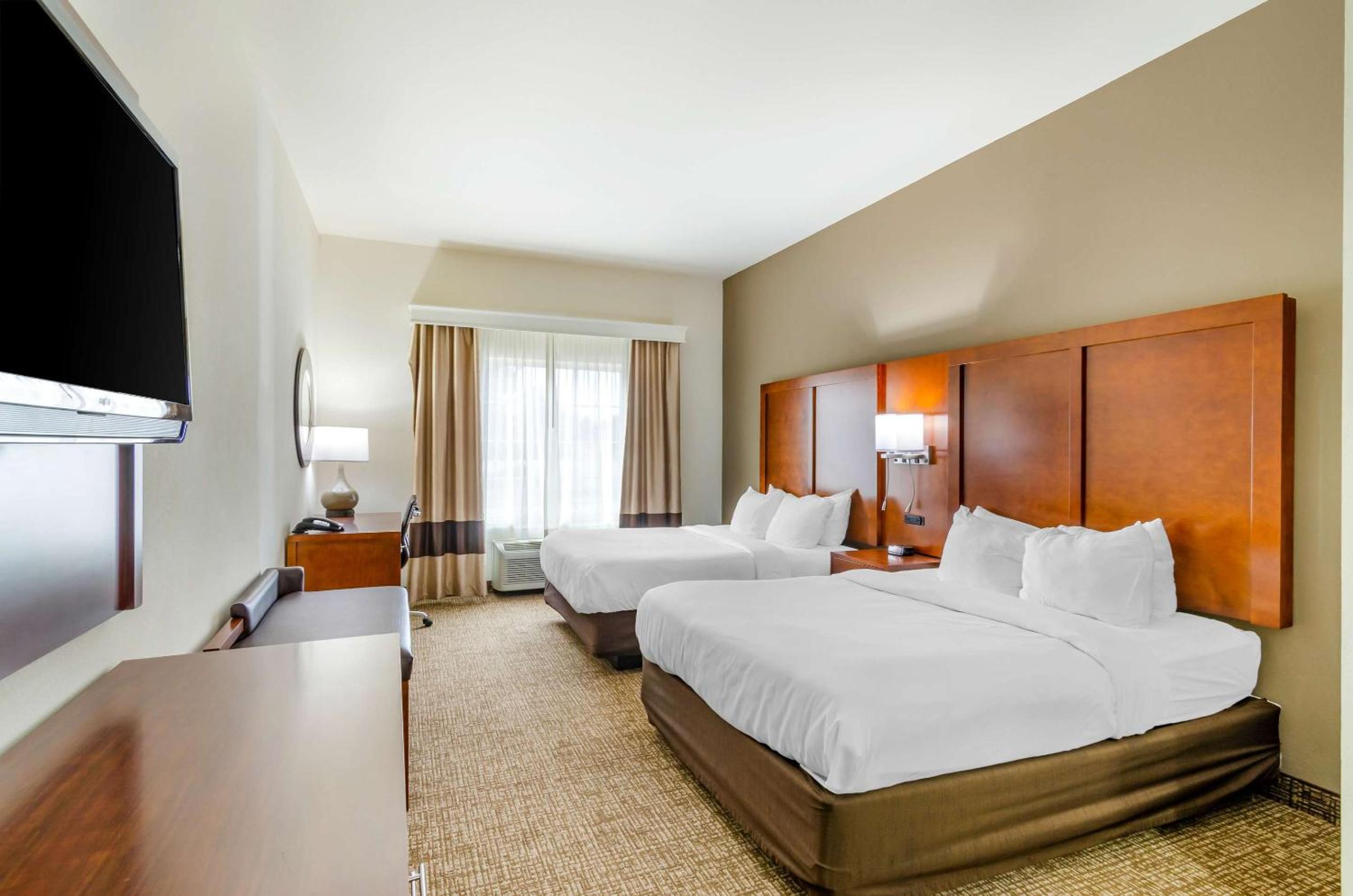 جناح بسرير كوين، Comfort Inn And Suites 4/10