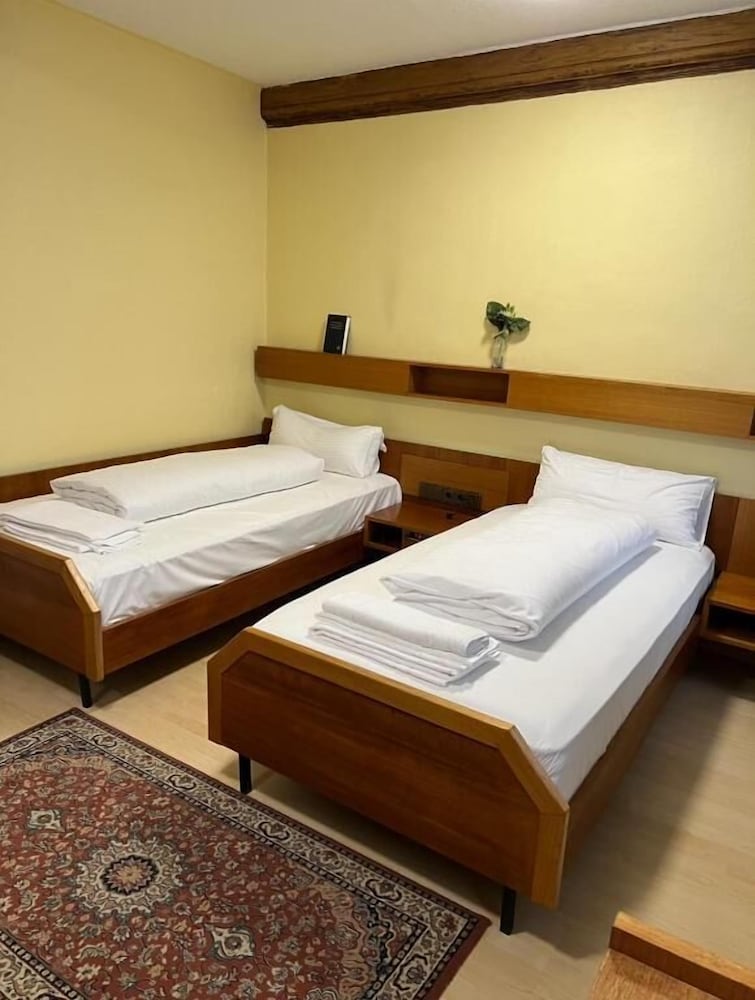 ECONOMY, TWIN BEDS