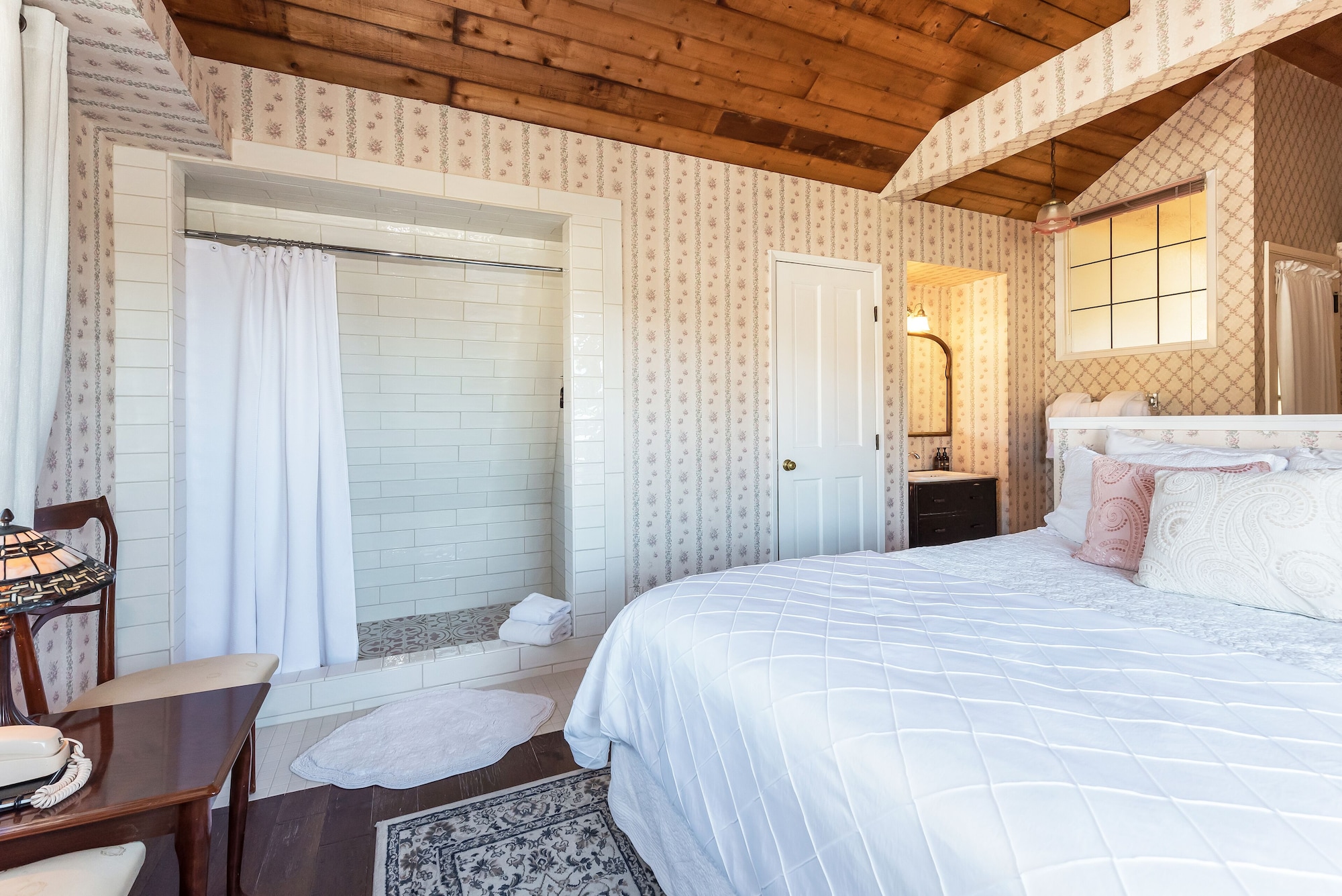 LOFT, PRIVATE BATHROOM