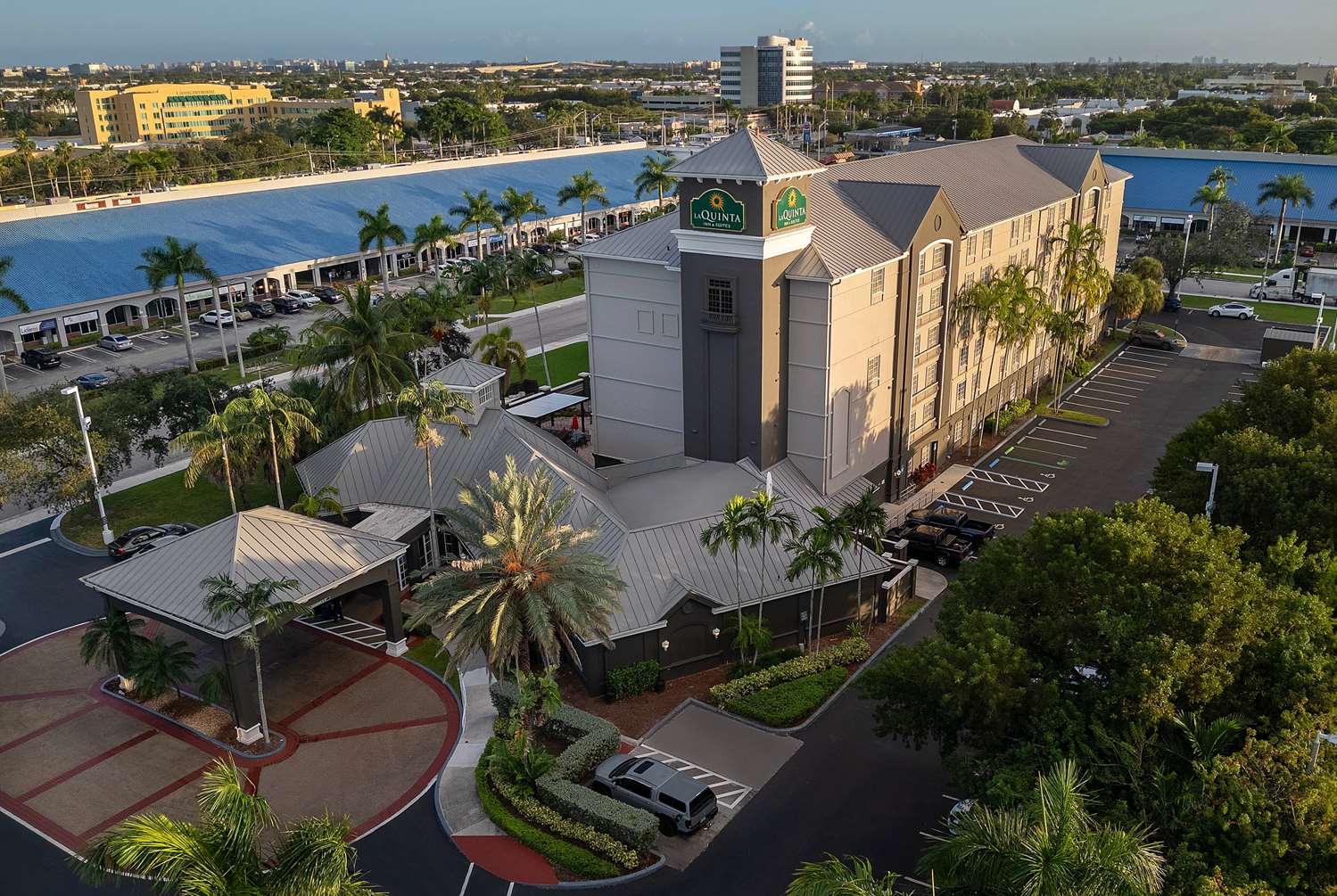La Quinta Inn and Suites by Wyndham Miami Airport West 8/60
