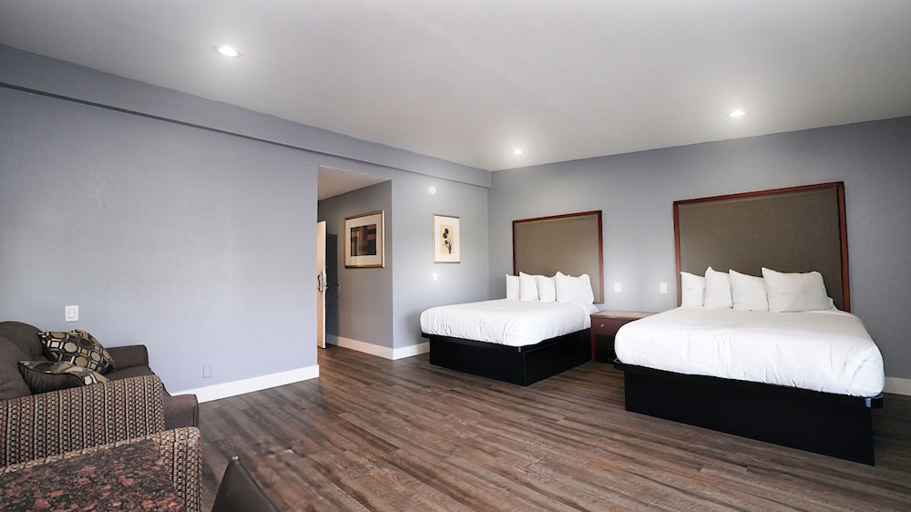غرفة بسريرين كوين بشرفة مع أريكة، Seaside Inn & Suites 2/8