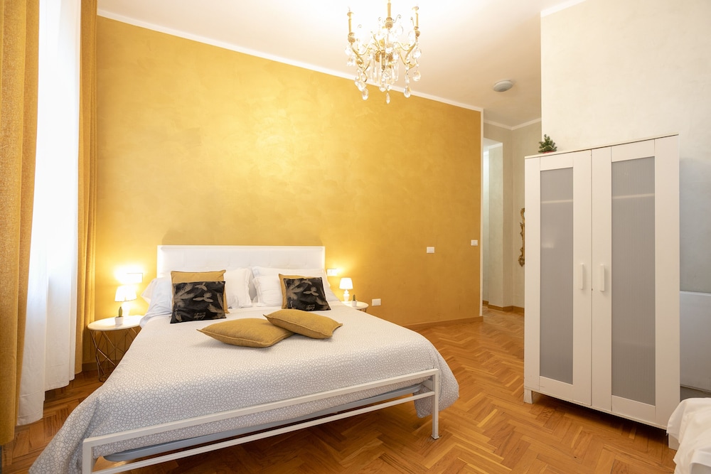 Golden Rooms 26/48