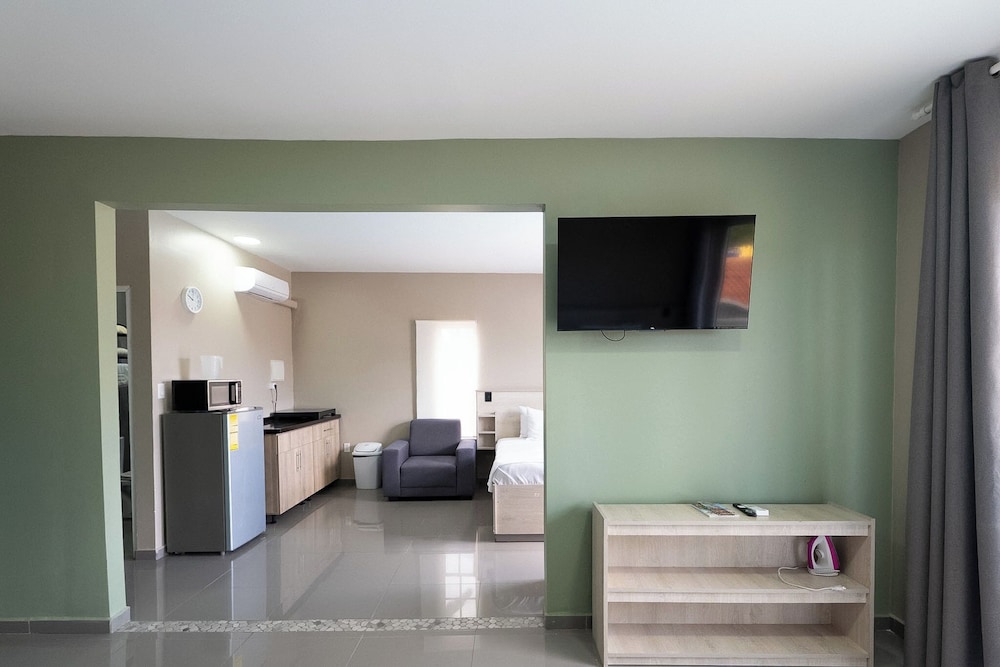غرفة عائلية بسريرين كوين بإطلالة على المسبح مع أريكة، Delynne Boutique Hotel 6/10