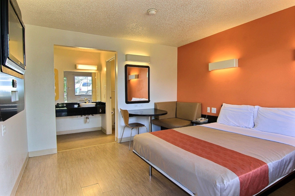 STANDARD, QUEEN BED