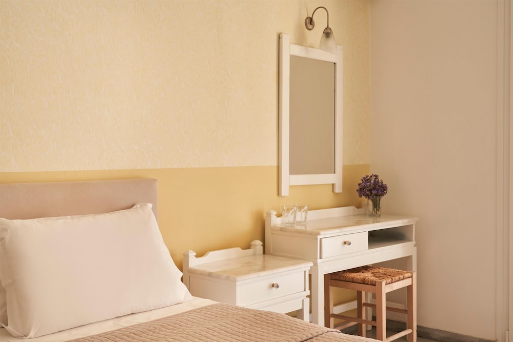 Polos Hotel Paros 67/90