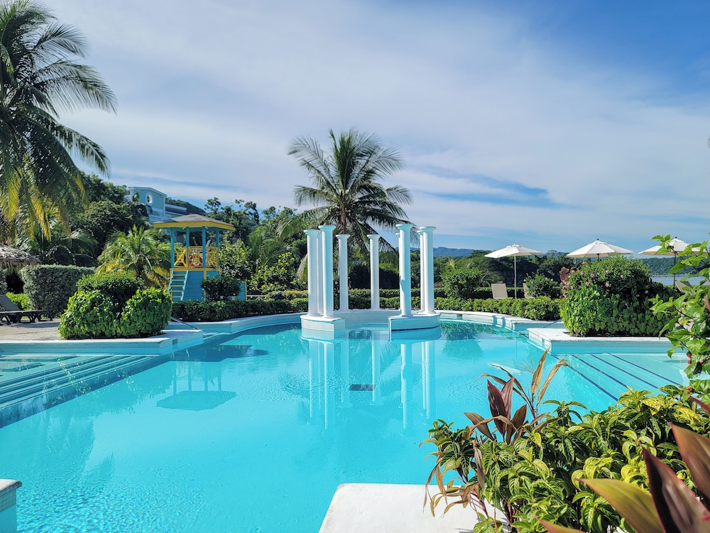 The Signature Level at Grand Palladium Lady Hamilton Resort & Spa 5/48