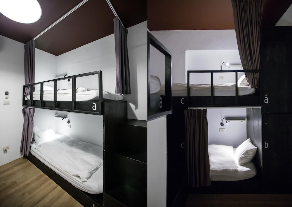 Female Dorm, Female Only, 4 Beds, Shared Bathroom
