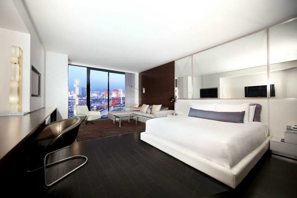 STUDIO, SUITE, KING BED, STRIP VIEW