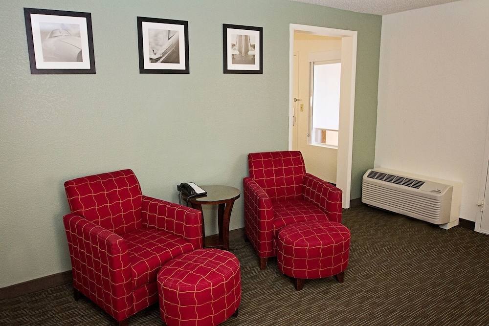Days Inn by Wyndham Greenville SC 15/23