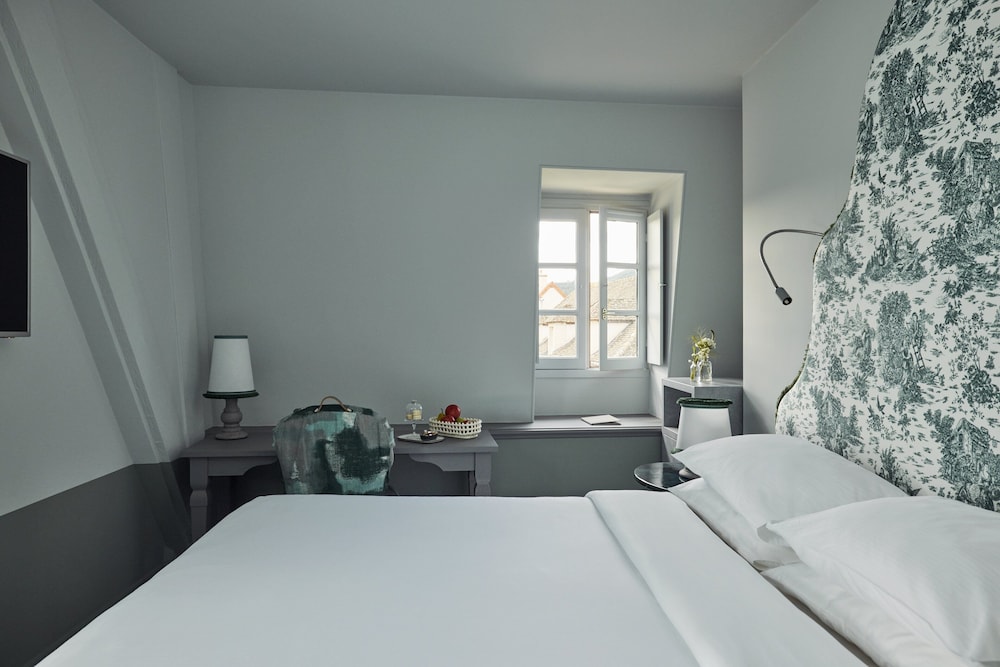 Petite, Queen Bed