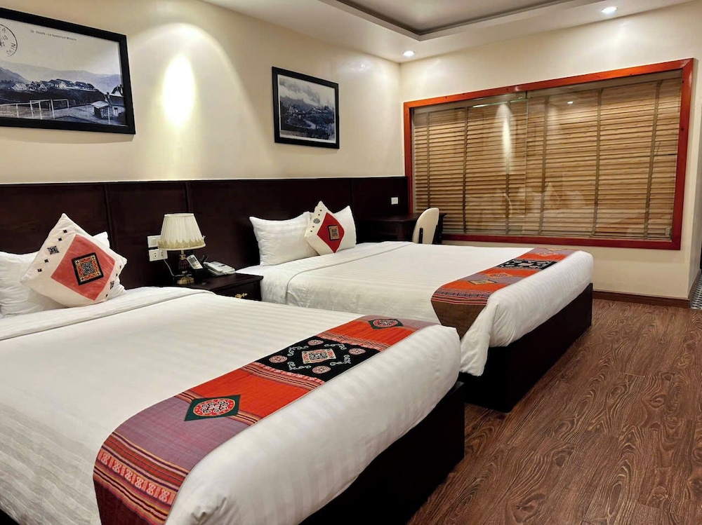 DELUXE, DOUBLE OR TWIN BED, CITY VIEW