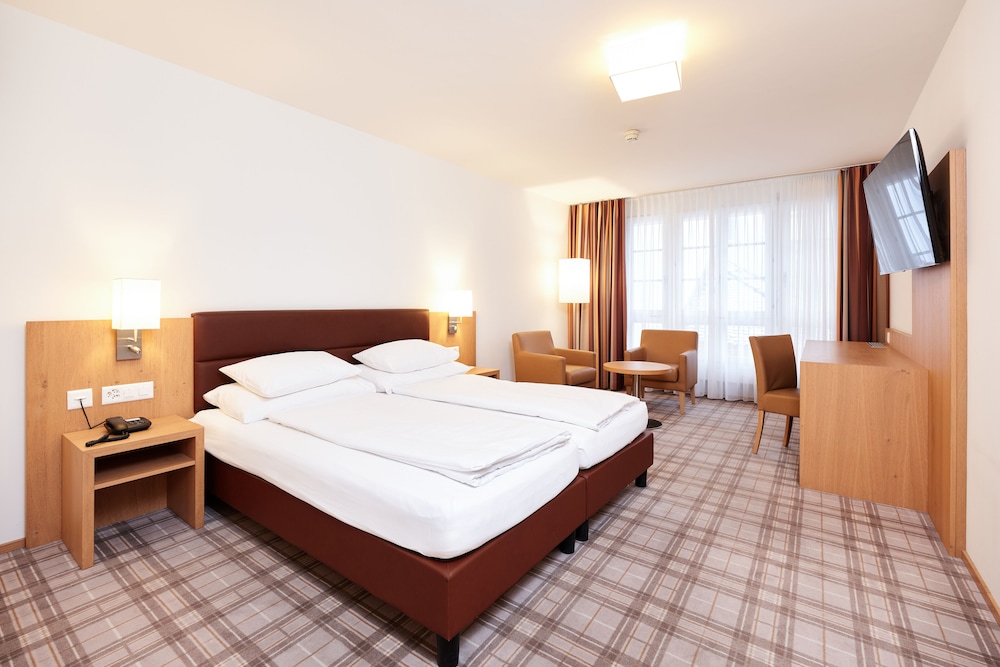 ROOM, TWIN BEDS