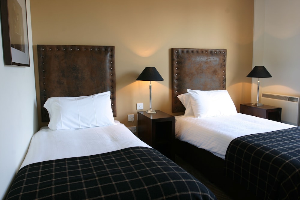 Eight Acres Hotel 9/39