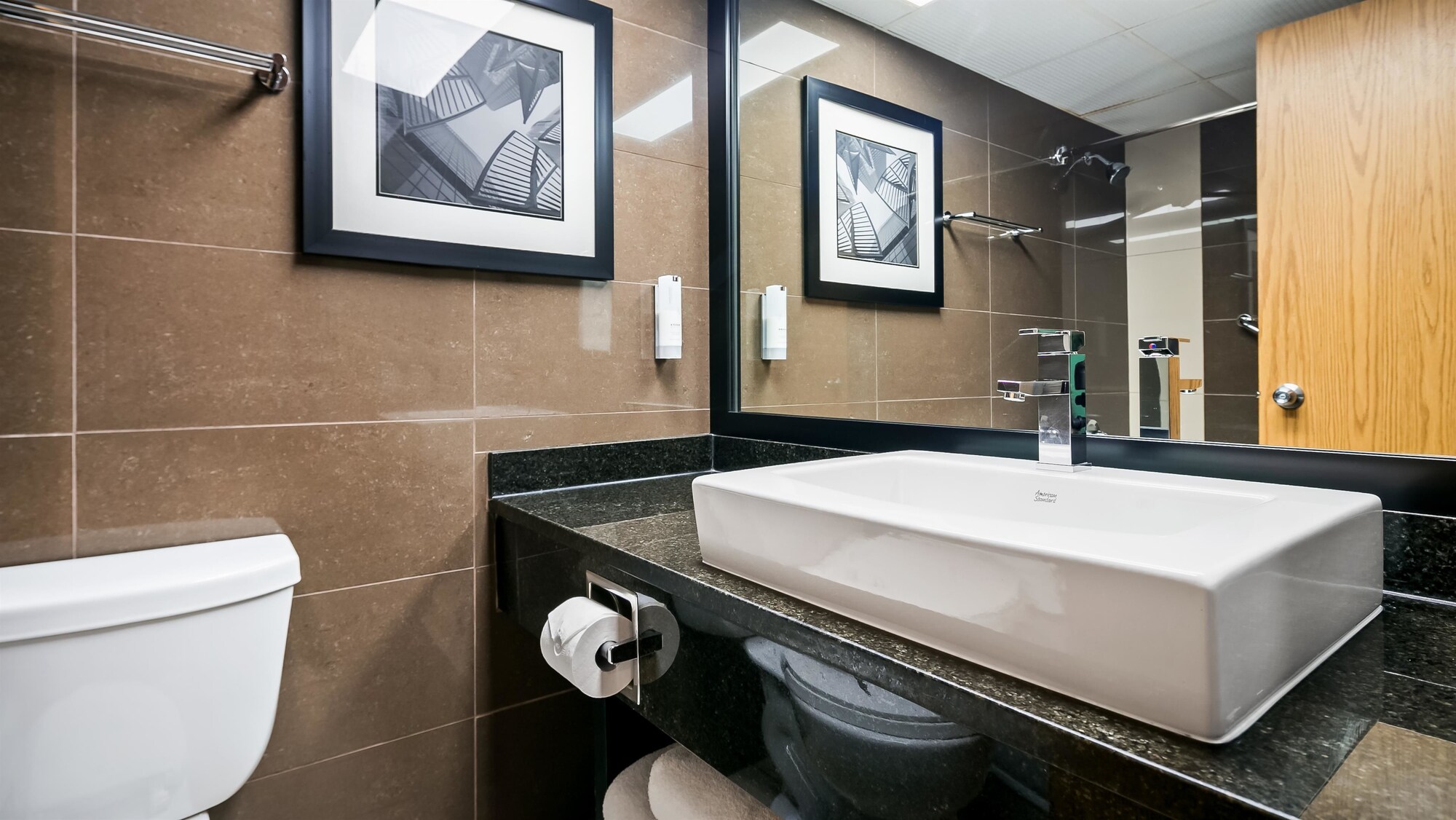 غرفة قياسية بسرير كينج مع أريكة، Village Park Inn Calgary 5/7