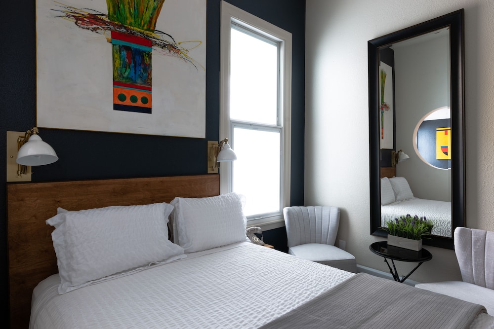 Standard, Queen Bed