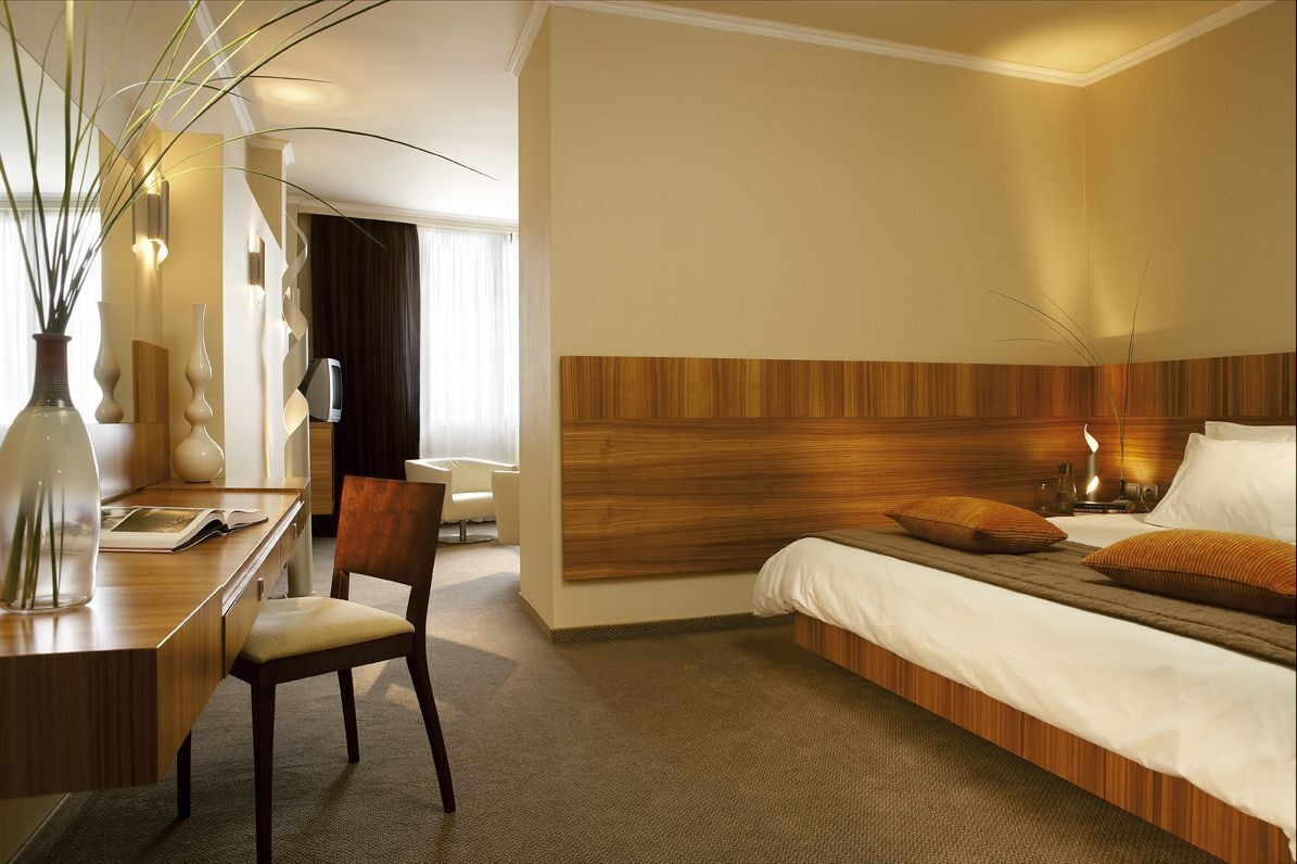 EXECUTIVE, SUITE