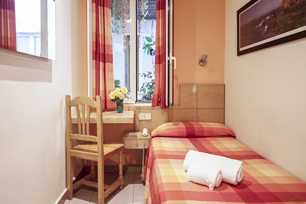 ROOM, SINGLE