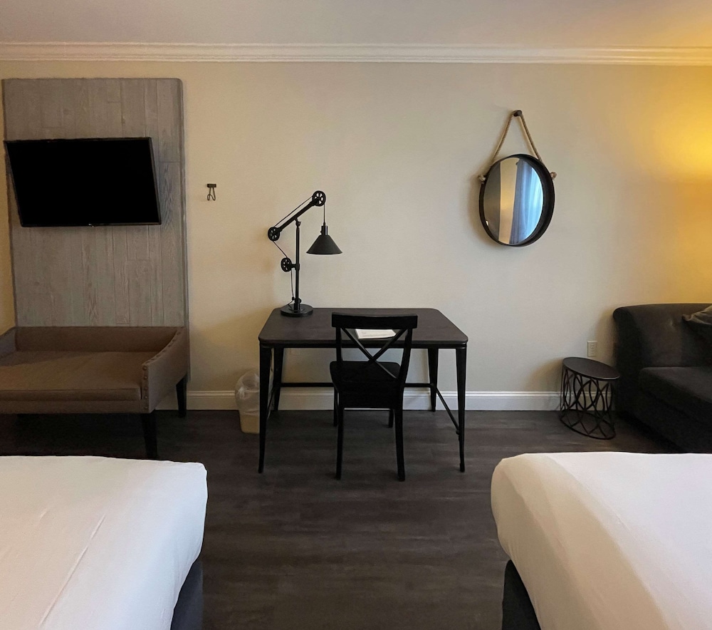 The Century House Ascend Hotel Collection 16/40