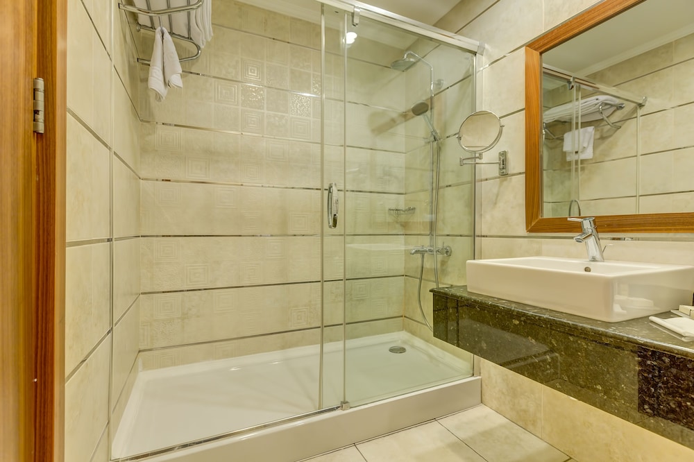 Buyuk Abant Hotel 49/50