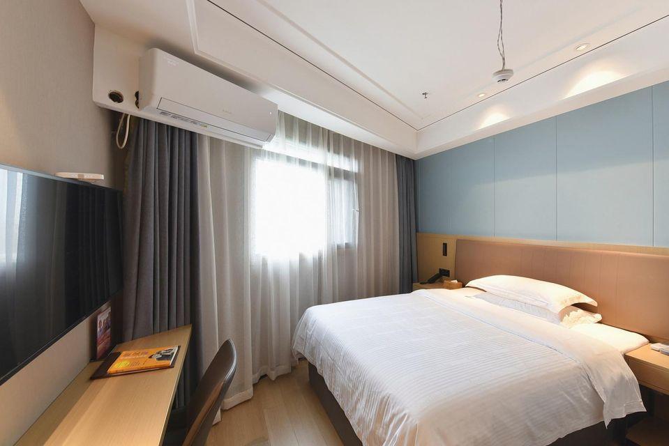ROOM, DOUBLE BED