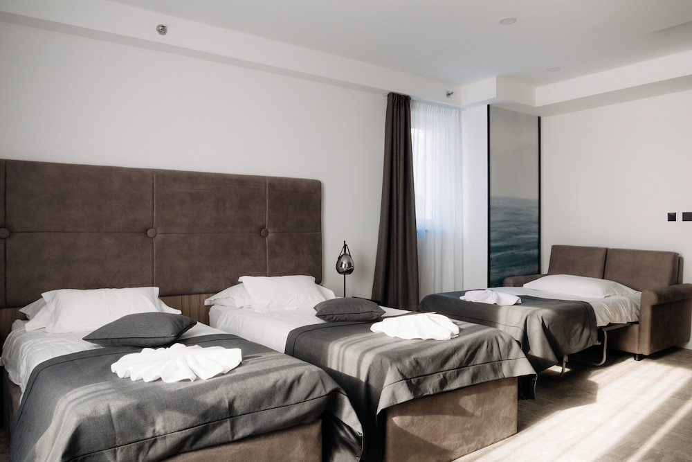 DELUXE, TRIPLE, PARTIAL SEA VIEW