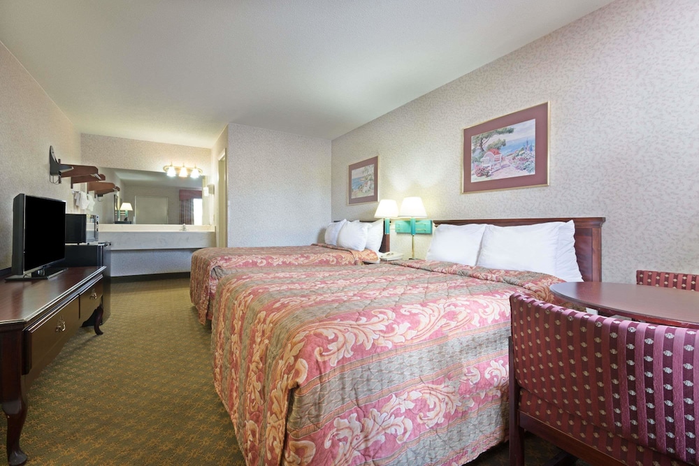 Days Inn by Wyndham Greenville AL 13/33