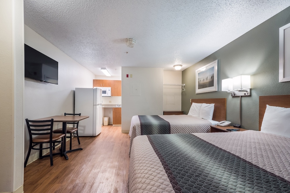 HomeTowne Studios by Red Roof Orlando South 23/42