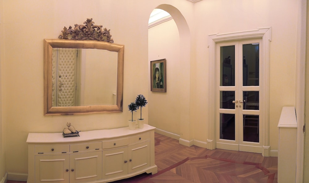 Roman Holidays Boutique Hotel 66/69
